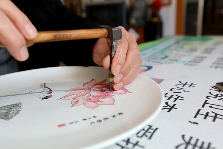 哪种非遗工艺被称为瓷器上的刺绣艺术